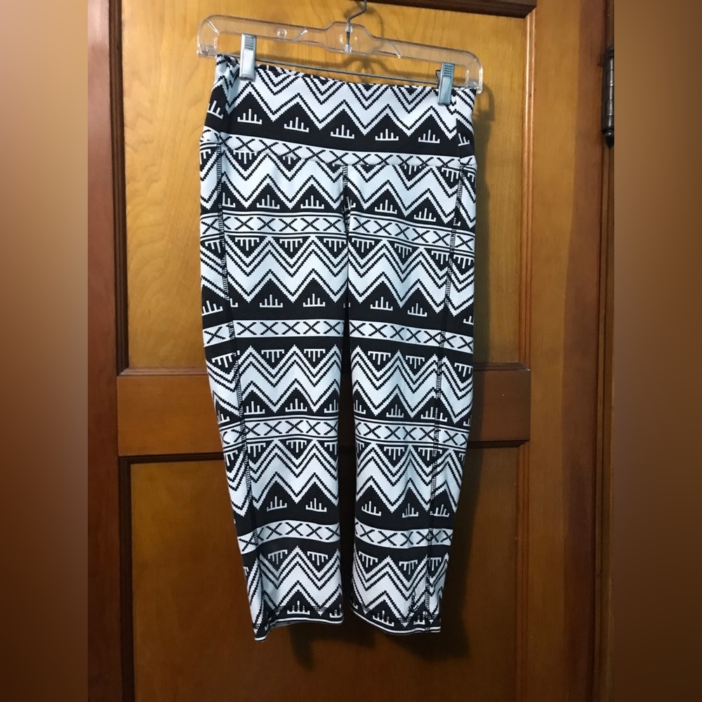 Printed Kavu Capri length leggings. Size Small